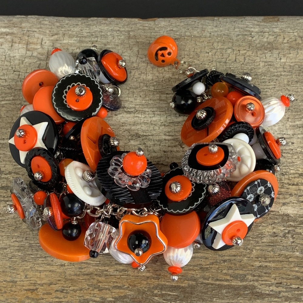 Vintage Artisan OOAK 90’s Halloween Button Bead Pumpkin Charm Costume Bracelet